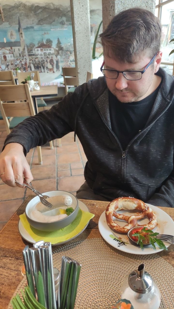 Завтрак — Weißwurst с брецелем и горчицей